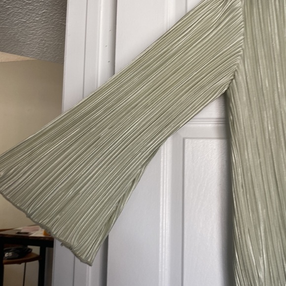 Light green crimped blouse - Picture 3 of 3